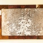 تابلو دیواری پوست گاوی با قاب چرم میخ‌ کوب